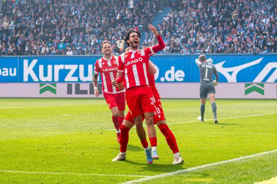 Glückseligkeit bei Energie Cottbus nach dem furiosen Derbysieg.