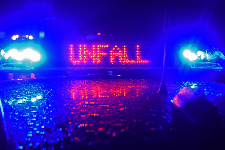 Unfall A61: Pritschenwagen kracht auf A61 in Lkw: 44-Jähriger stirbt an Unfallstelle