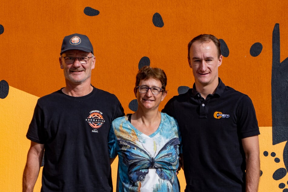 2025 sind sie zum 21. Mal im Einsatz beim MTB Rennen. Familie Großmann (v.l.n.r.): Kai (59), Monika (54) und Timmo (26). Schwester Steffie ist derweil in Österreich.