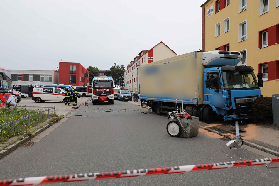Zwölftonner rast über Marktplatz und rammt einen Linienbus