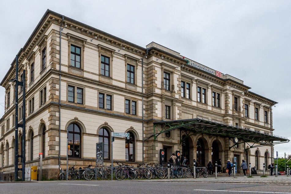 Chemnitz: Angriff am Chemnitzer Hauptbahnhof: Mann schlägt Frau ins Gesicht