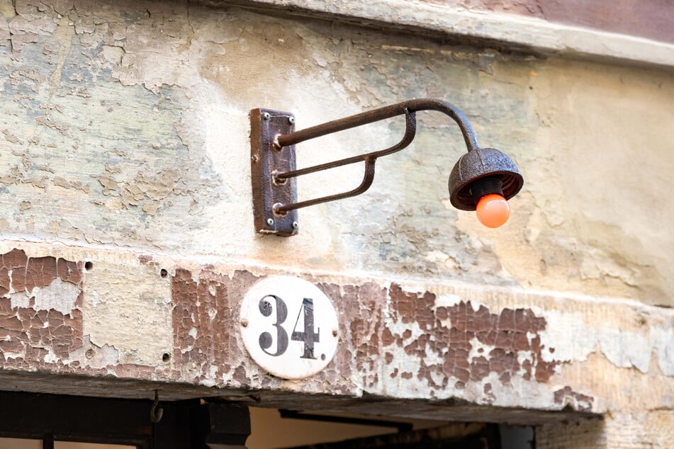 Unbekannte hatten die Lampe aus der Fassade gerissen und eine blonde Frau hat sie nun wieder anonym zurückgebracht.