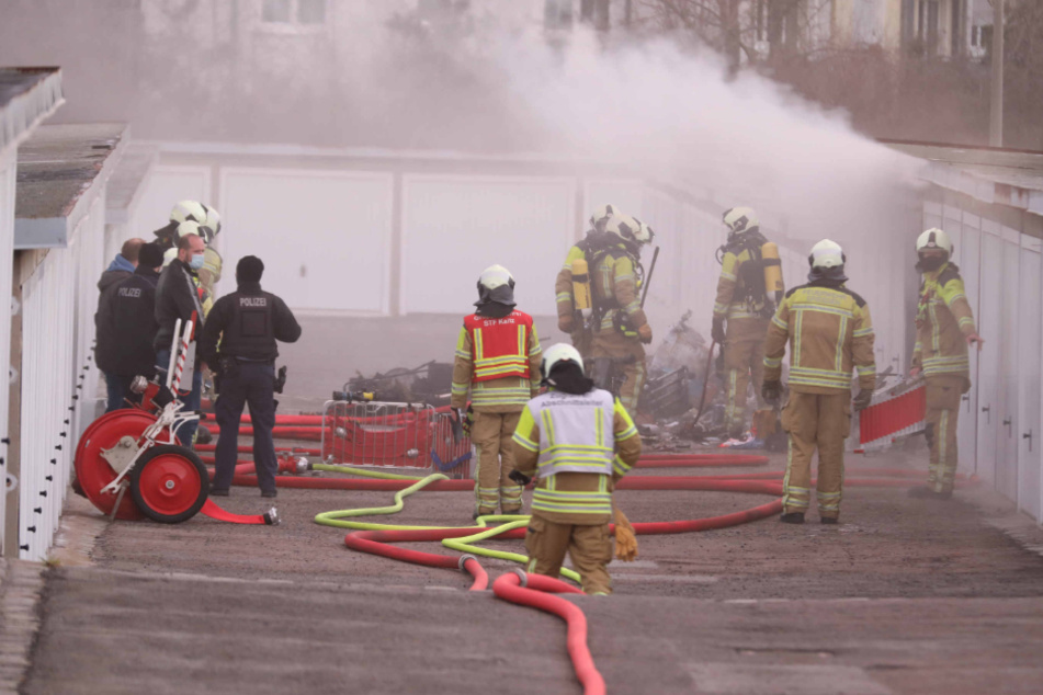 Dieser Garagenbrand forderte die Einsatzkräfte am Wochenende in Leubnitz-Neuostra.