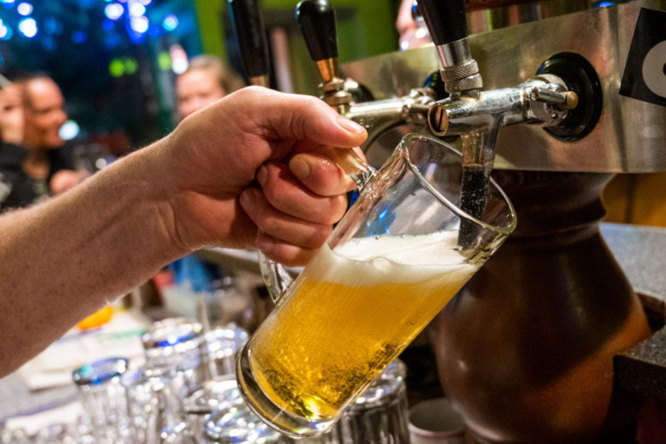In einer Berliner Gaststätte wird ein Bier gezapft.