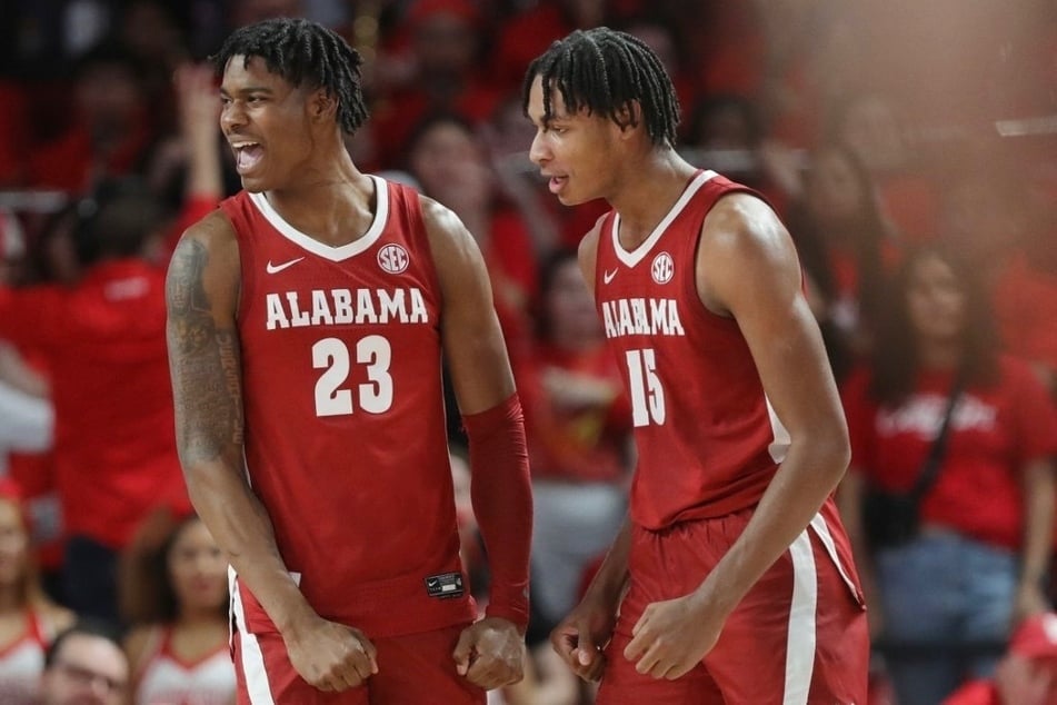 Freshman Noah Clowney (r) led Alabama to victory over top-ranked Houston in a stunning upset over the weekend.