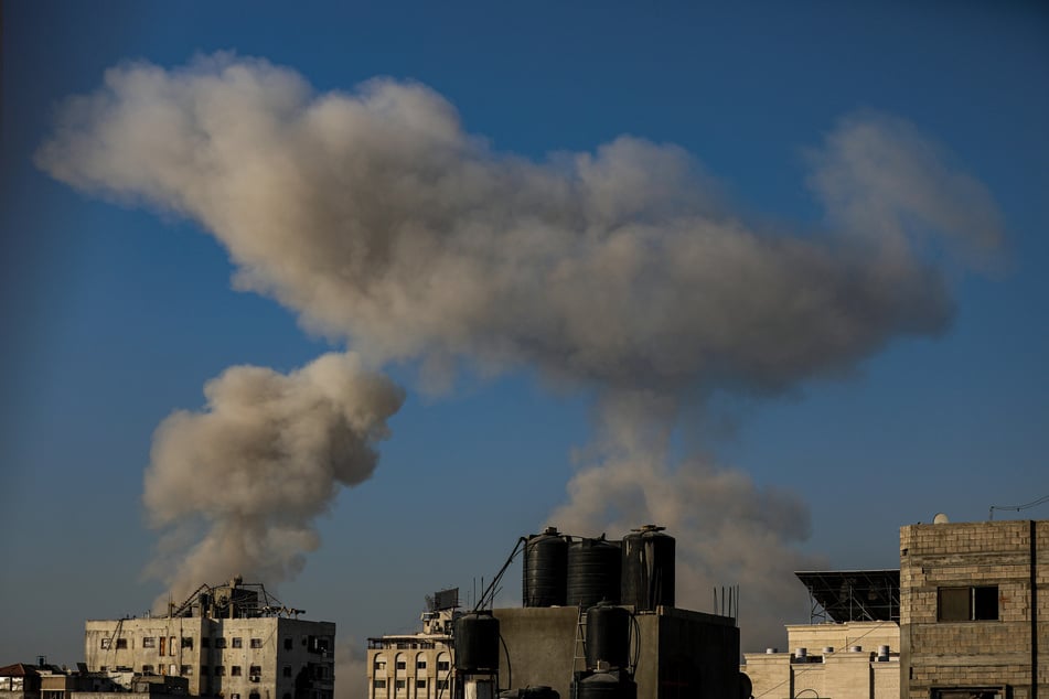 Nach einem israelischen Luftangriff während einer Militäroperation im Viertel Al Sabra in Gaza-Stadt steigt Rauch auf.