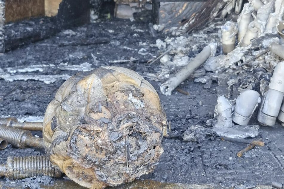 Von diesem Ball ist nach dem Feuer nicht mehr viel übrig.