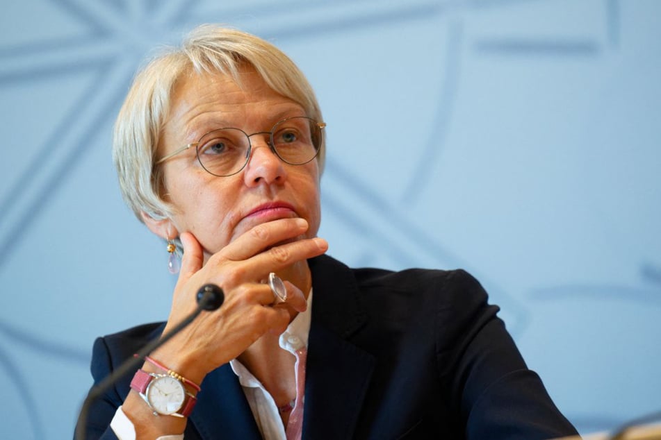NRW-Schulministerin Dorothee Feller (60, CDU) hat die neuen Zahlen zu sexualisierter Gewalt an Schulen vorgestellt.