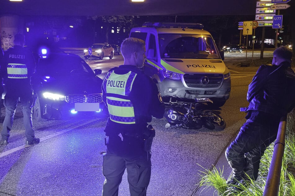 Biker liefert sich wilde Verfolgungsjagd mit der Polizei und kracht in Transporter