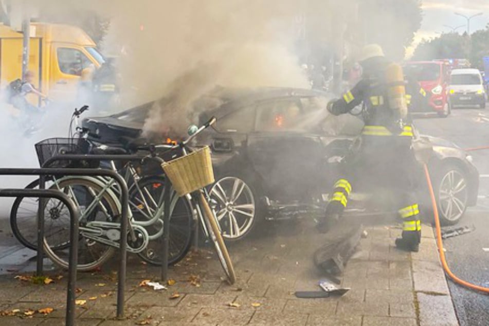 Großeinsatz in München: BMW steht in Flammen, vier Menschen bei Unfall verletzt!