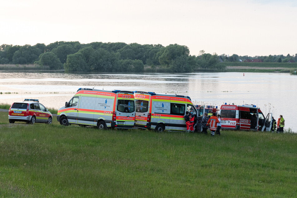 Ungewöhnlicher Einsatz: Feuerwehr muss Spaziergänger von Insel retten