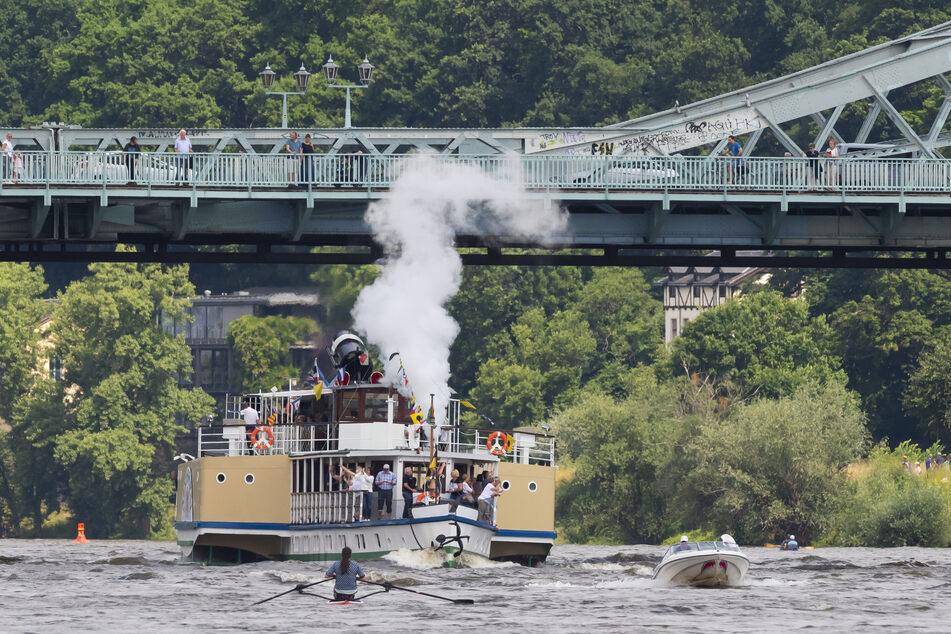 Sportboot, Ruderboot und der Dampfer "Pillnitz" begegneten sich auf der Elbe unterhalb der Brücke des Blauen Wunders.