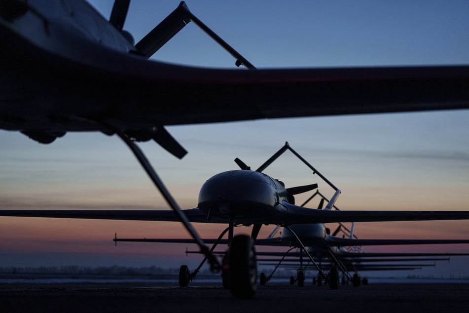 Langstreckendrohnen des Typs An-196 Ljutyj stehen vor dem Start in einer Reihe an einem ungenannten Ort in der Ukraine.