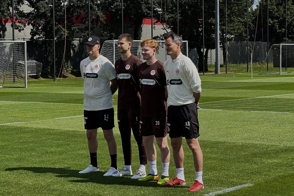 Torwarttrainer Sven Van Der Jeugt (43, l.) und Cheftrainer Alexander Blessin (51) mit den Neuzugängen Ben Voll (23) und Robert Wagner (20).