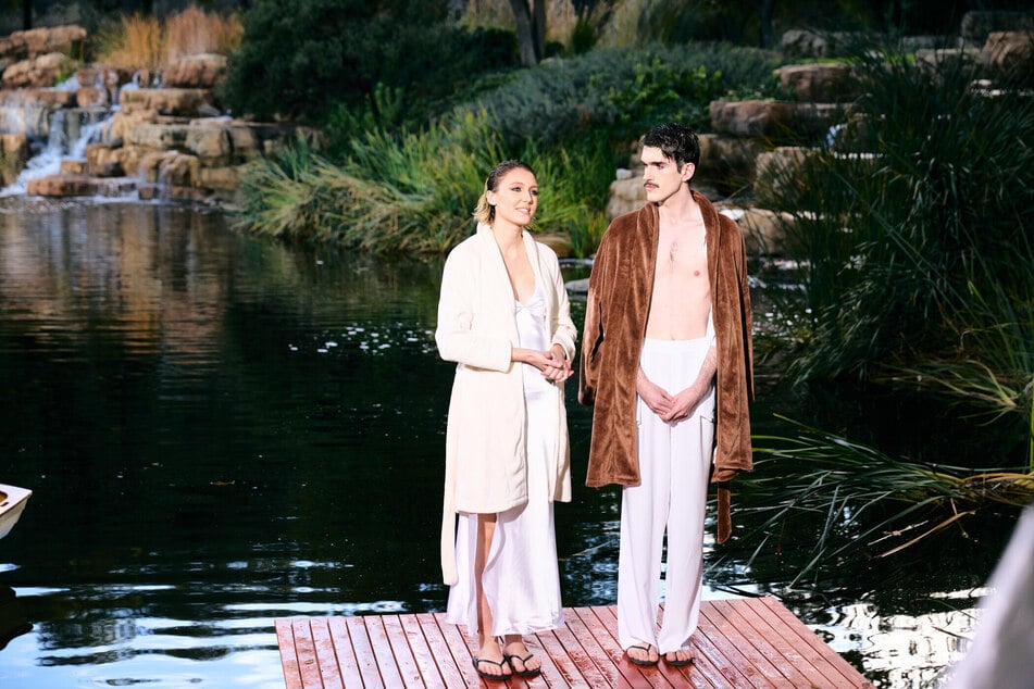 Für Eileen und Lukas endete das Shooting mit einer nassen Überraschung.