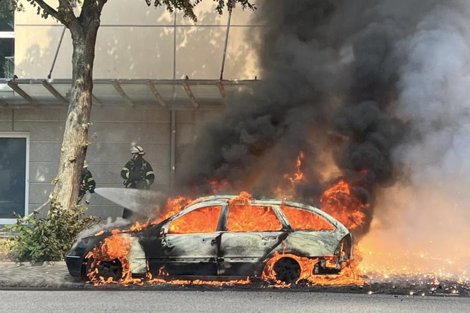 Die Feuerwehr löschte das brennende Auto und den E-Scooter.