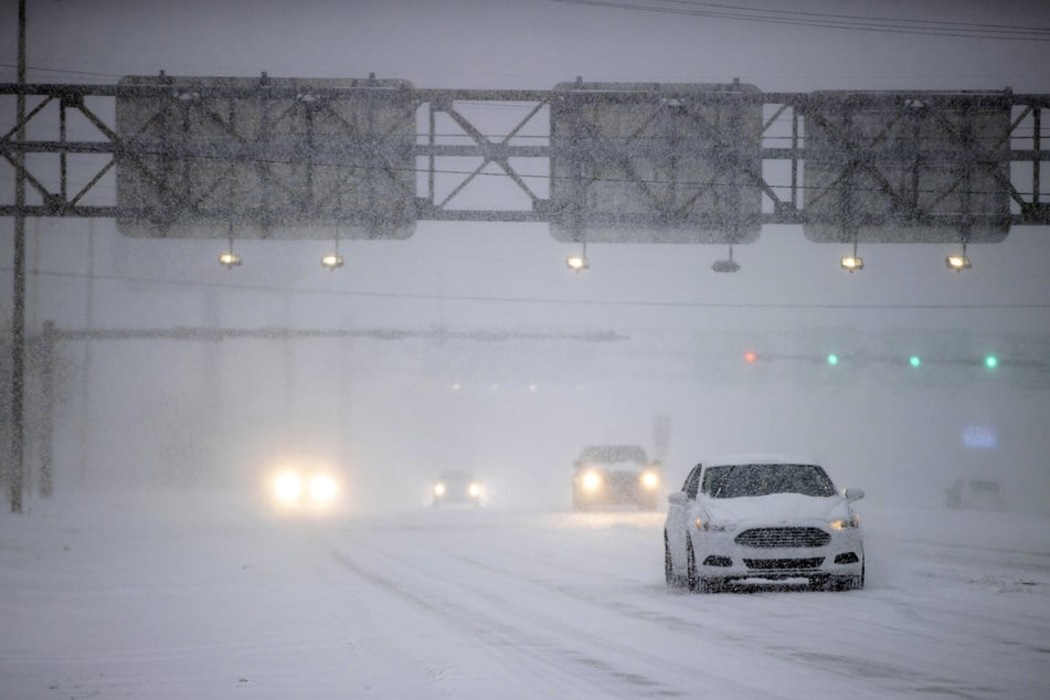 In Florida warnen die Behörden vor den extrem niedrigen Temperaturen. Selbst im Sonnenstaat Florida sind die Straßen mit Schnee bedeckt.