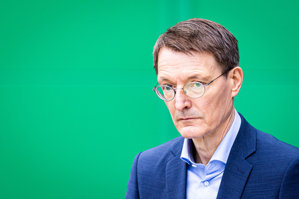 Bundesgesundheitsminister Karl Lauterbach (58, SPD) sieht für die kommende Karnevalssession im Frühjahr 2022 coronabedingt schwarz.