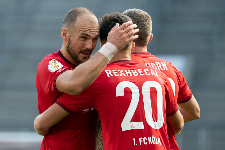 Die Kölner Torschützen Rafael Czichos und Elvis Rexhbecaj.