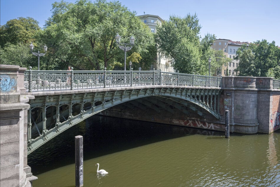Die Leiche wurde bei der, bei Berlinern und Touristen beliebten, Admiralsbrücke geborgen. (Archivfoto)