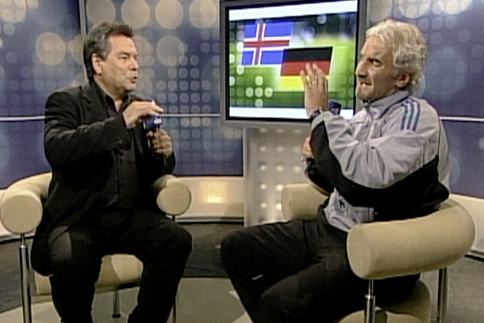 Nach dem 0:0 in der EM-Qualifikation gegen Island 6. September 2003 in Reykjavik rastete Rudi Völler (r.,62) als Teamchef vor laufender Kamera bei Waldemar Hartmann (74) regelrecht aus.