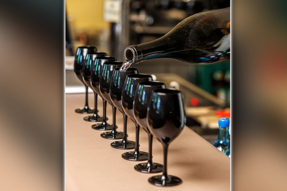 Für die Blindverkostung wird der Wein in schwarze Gläser gefüllt.