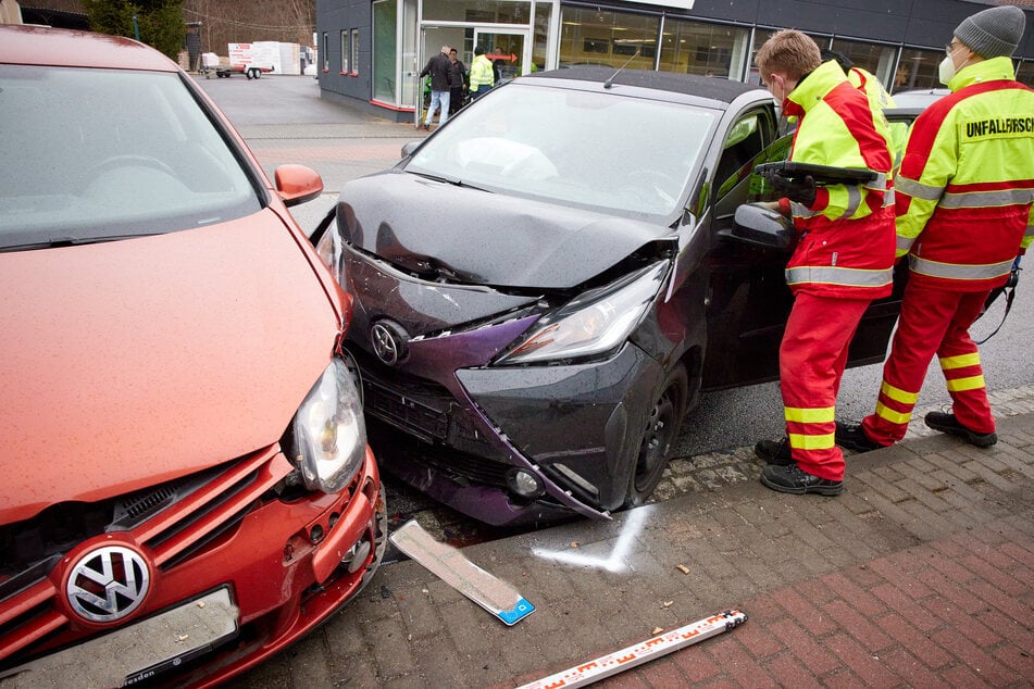 VW und Toyota stoßen zusammen: Fahrerinnen verletzt