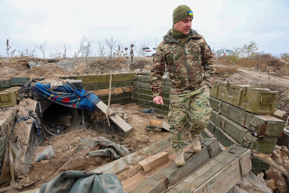 Ein ukrainischer Soldat begutachtet einen ehemaligen russischen Graben in der Oblast Cherson nahe der Frontlinie.