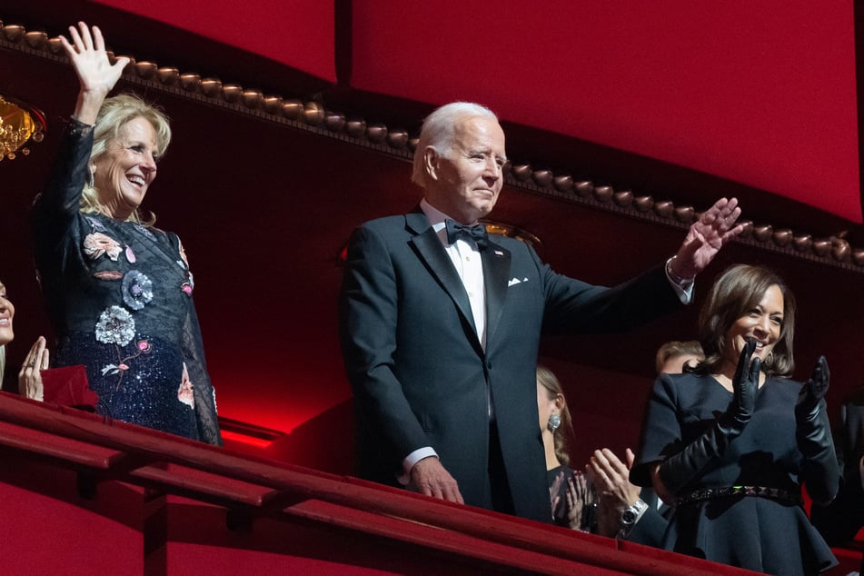 US President Joe Biden (c.), US First Lady Jill Biden (l.), and Vice President Kamala Harris (r.) attend the 45th Kennedy Center Honors at the John F. Kennedy Center for the Performing Arts in Washington, DC, on December 4, 2022.