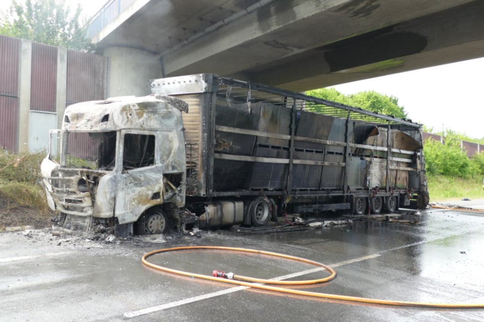 Der gesamte Lkw brannte bei dem Vorfall vollständig aus.