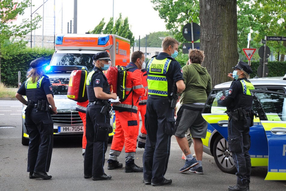 Einsatzkräfte stehen am UKE in Eppendorf. Zuvor ist dort ein Mann mit einem Messer verletzt worden.