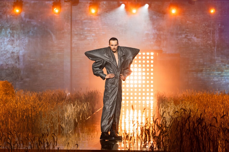 Oscar (20) watschelte wegen zu großer Schuhe über den Laufsteg. Dafür hatte Heidi kein Verständnis.