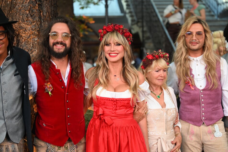 Tom Kaulitz (37, v. l. n. r.), Heidi Klum (53), Erna Klum (82) und Bill Kaulitz (37) bei Heidi Klums "HeidiFest".