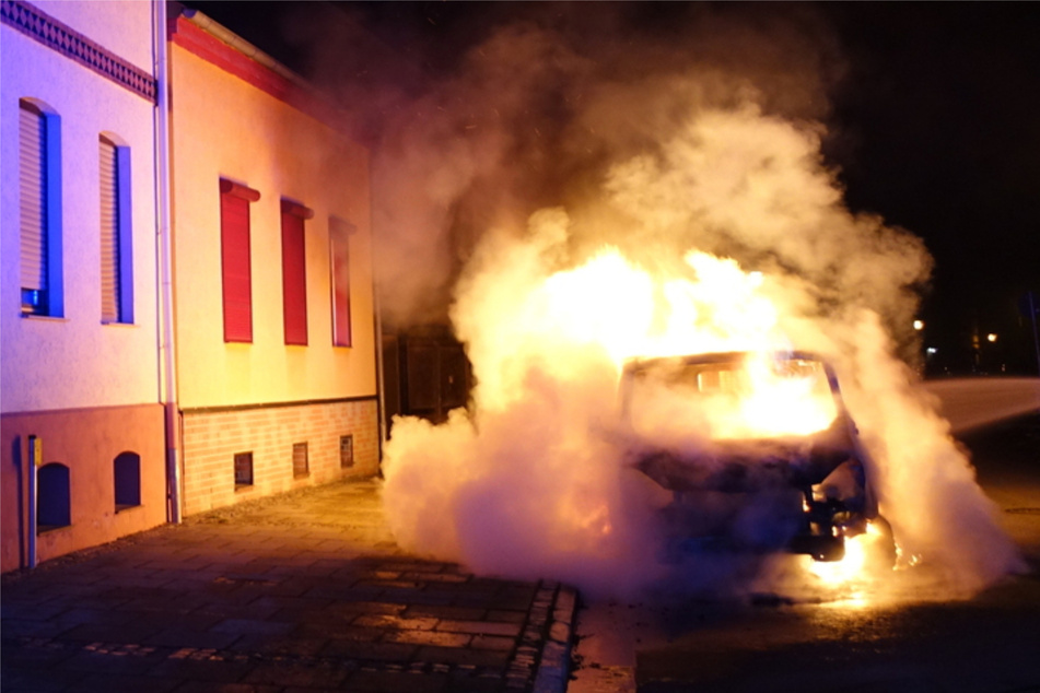 Flammenauto in Oschersleben: War Brandstiftung die Ursache?