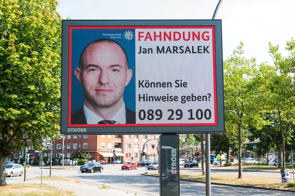 Ein Fahndungsaufruf nach Jan Marsalek, Ex-Vertriebsvorstands des Dax-Konzerns Wirecard, ist auf einer Leuchtreklame angezeigt.