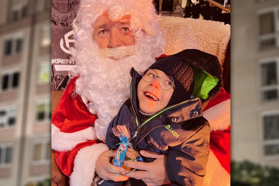 Die weihnachtliche Unterstützung ist ihm schon mal sicher: Um ihm eine Delfintherapie zu ermöglichen, sammeln die Eltern von Henry (7) schon seit einem Jahr Spenden.