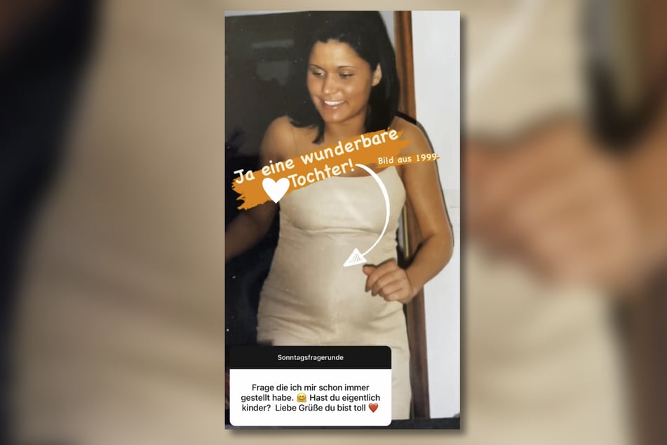 Süße 22 Jahre muss Jasmin Herren (42) auf diesem Foto gewesen sein, als sie mit ihrer Tochter schwanger war.