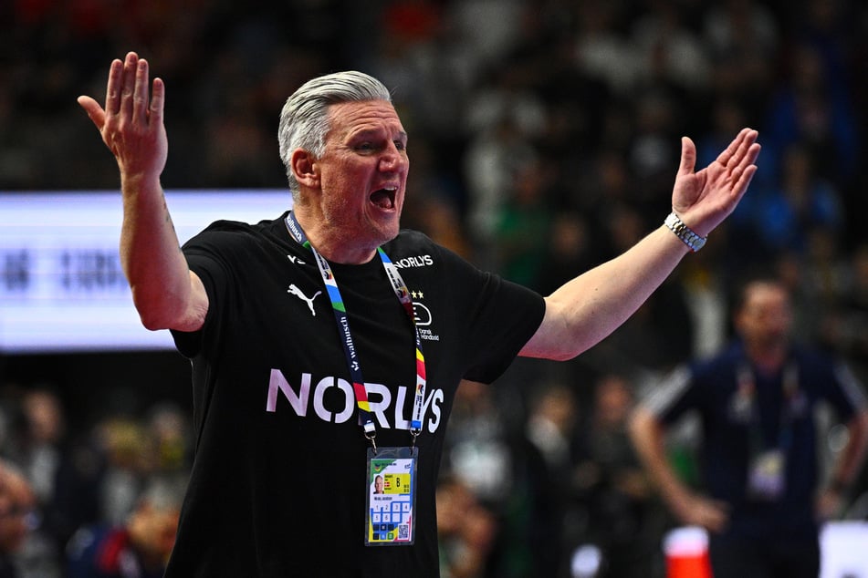 Rund fünf Monate nach dem Olympia-Finale stehen sich die deutschen und dänischen Handballer erneut gegenüber. Die Skandinavier um Chefcoach Nikolaj Jacobsen (53) gehen als klarer Favorit in das WM-Hauptrundenspiel.