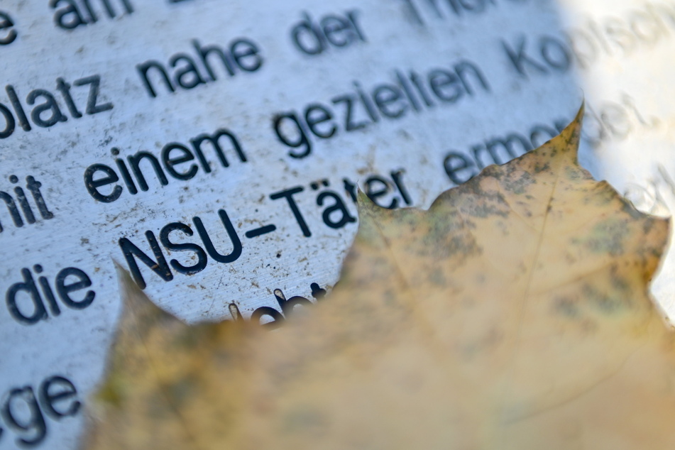 Am Zwickauer Gedenkort erinnert eine Tafel an die Gräueltaten der NSU.
