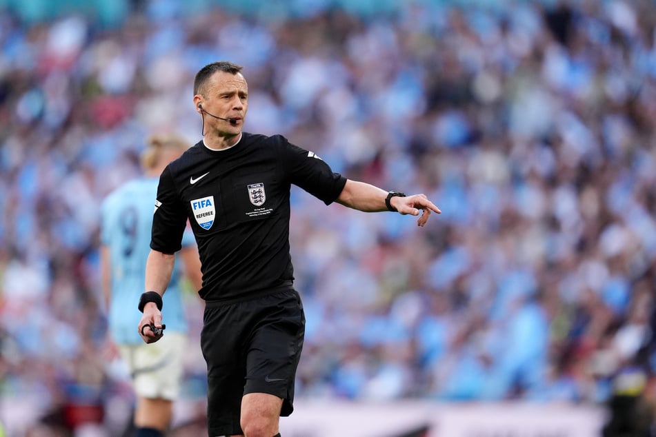 Stuart Attwell pfeift das Spiel zwischen Deutschland und Ghana.