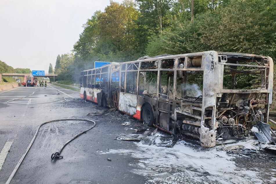 Einsatzkräfte der Feuerwehr konnten den brennenden Bus vollständig löschen. Allerdings blieb nur die Karosserie übrig.