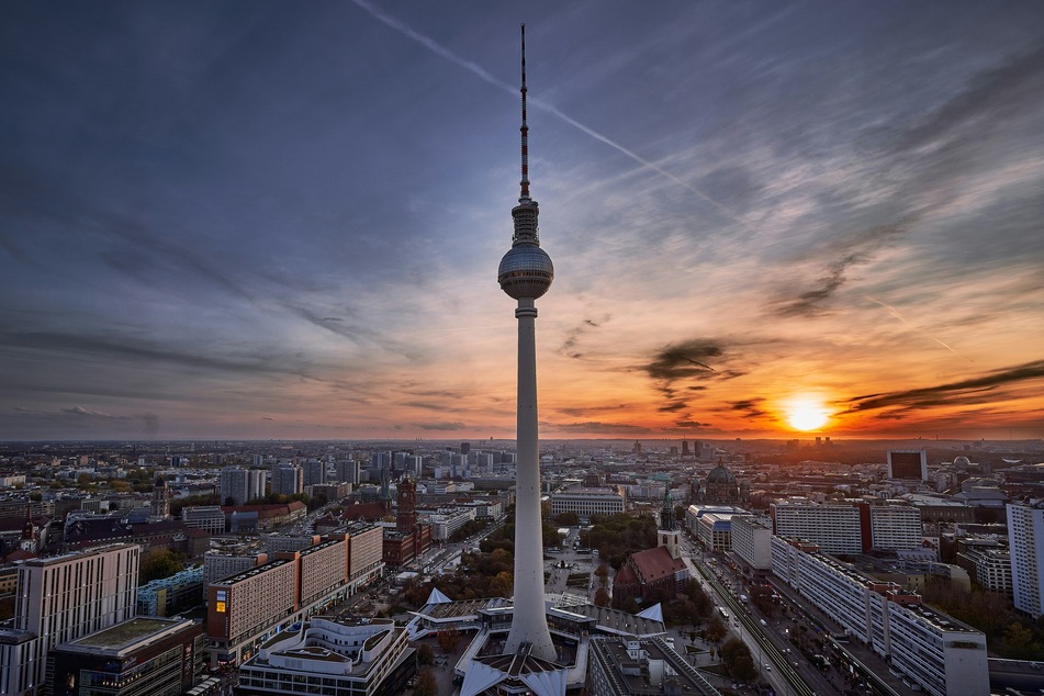 Der Fernsehturm ist eines der Wahrzeichen Berlins und das höchste Bauwerk Deutschlands.