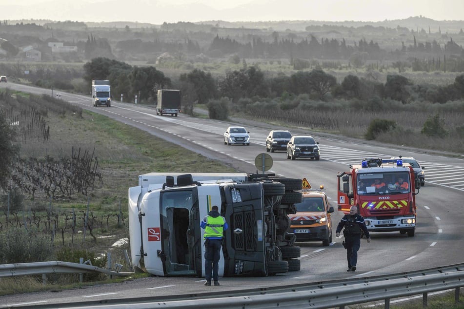 Ein Lastwagen geriet durch Sturm "Nils" in der Nähe von Leucate im Südwesten Frankreichs ins Wanken und kippte auf die Seite.