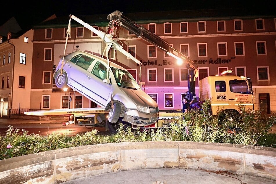 Das Auto musste mit einem Kran aus der Böschung geborgen werden.