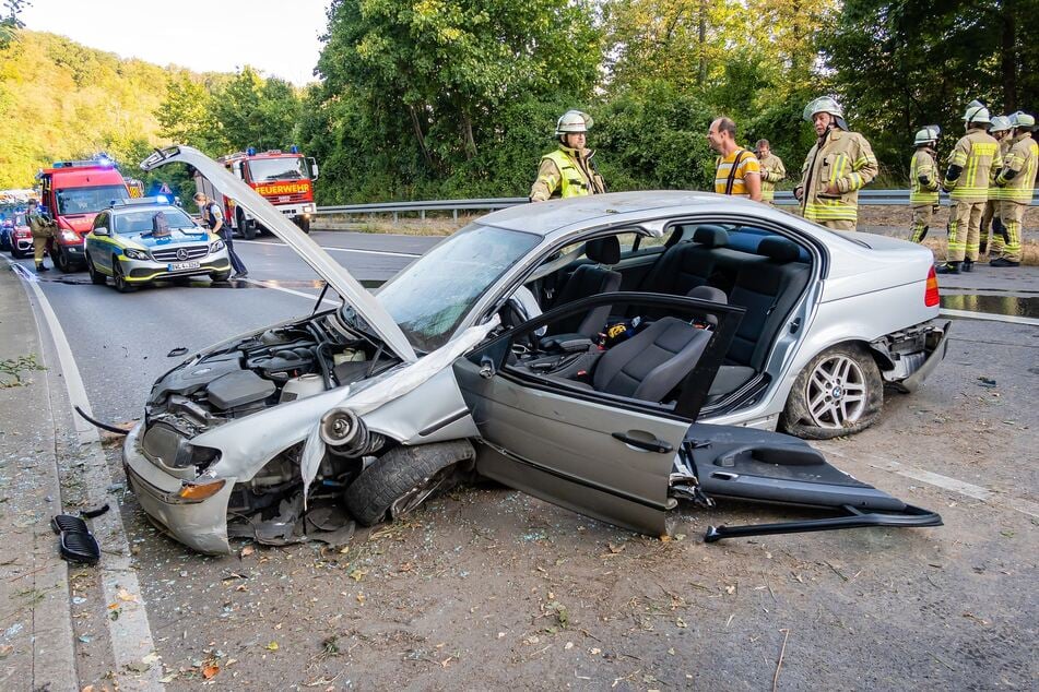 Die Fahrerin (20) des BMW musste von der Feuerwehr aus ihrem Fahrzeug befreit werden. Sie wurde in ein Krankenhaus eingeliefert.
