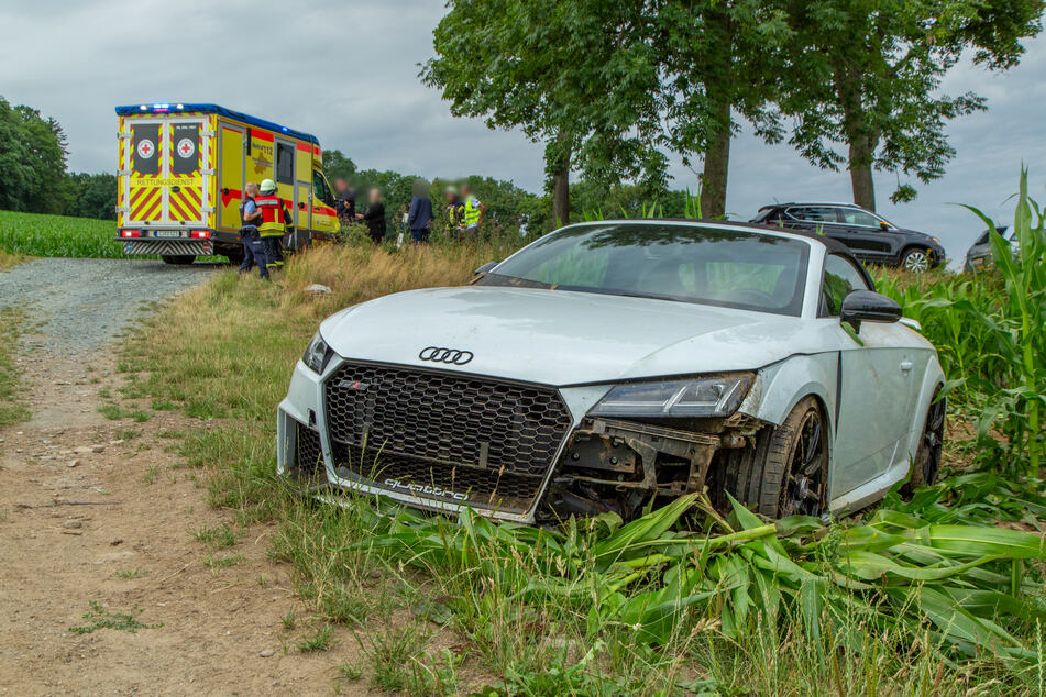 Ein Audi auf Abwegen: Am Samstagabend landete dieses sportliche Fahrzeug im Erzgebirge in einem Maisfeld.