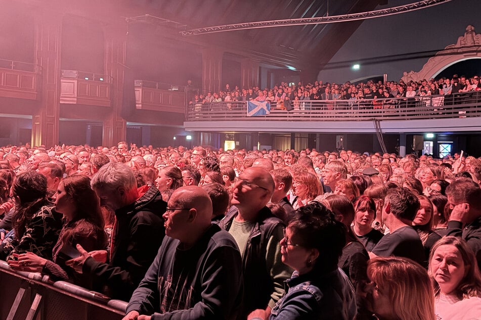 Die Wartezeit wurde zumindest mit einer Vorband verkürzt.