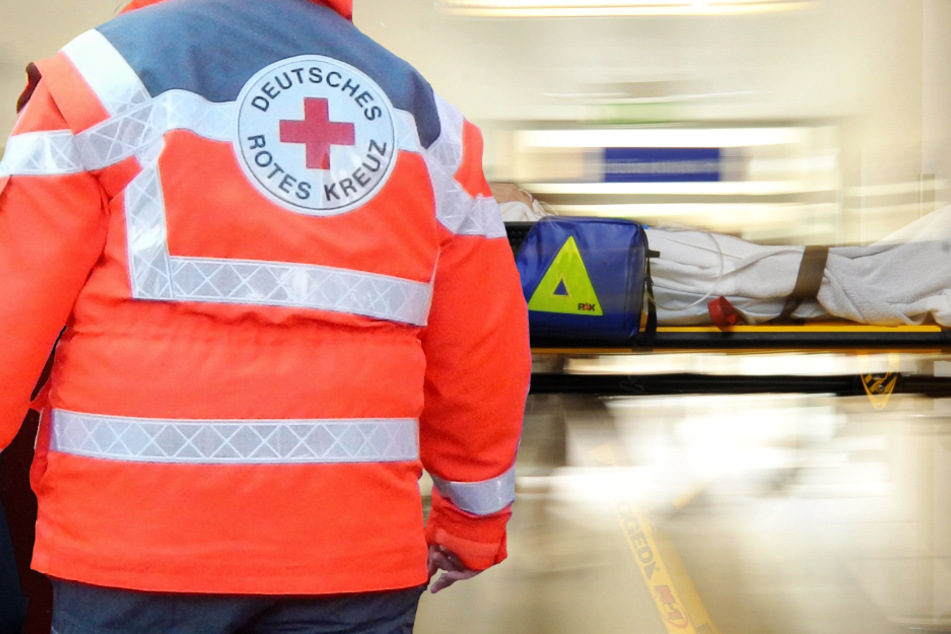Der Rettungsdienst brachte den Verwundeten auf dem schnellsten Weg in eine Klinik (Symbolbild).