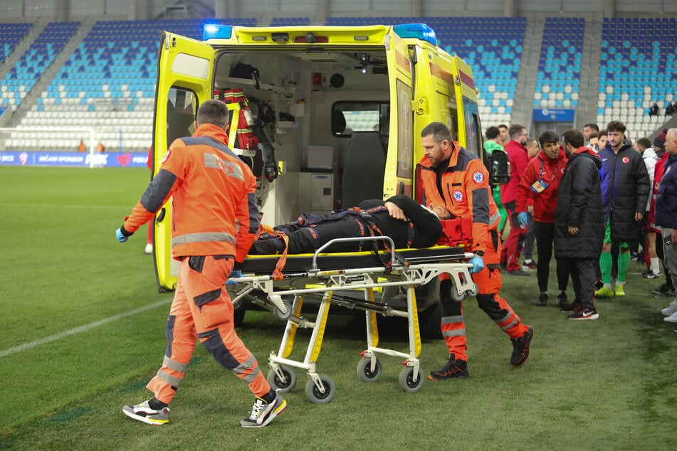 Egemen Korkmaz (43) wurde nach dem Sturz in ein Krankenhaus gebracht.