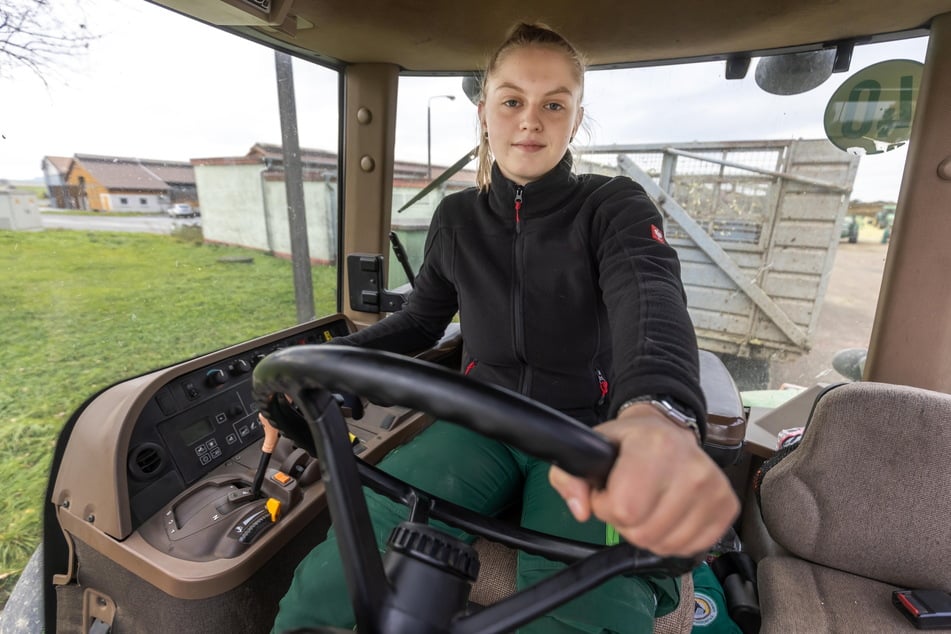 Auch Azubine Aimy Junghans (17) liebt Tiere: Traktoren begeistern sie jedoch sogar noch mehr.